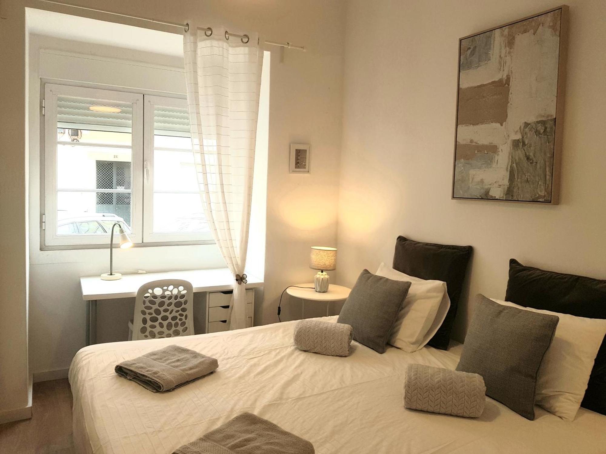 Alm- Spacious. Sunny. Patio. Quiet Area. Fast Wifi Lisboa