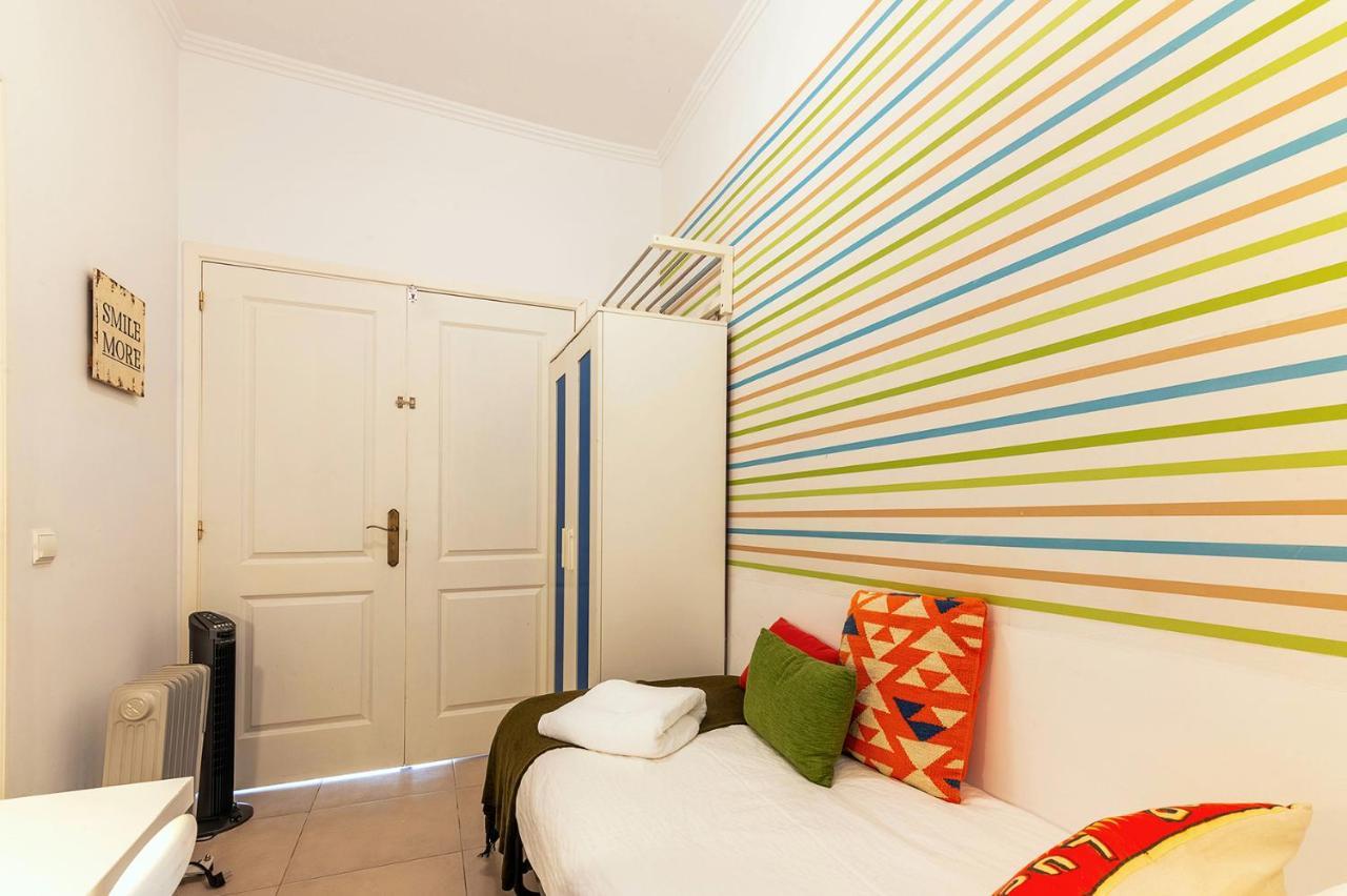 Alm- Spacious. Sunny. Patio. Quiet Area. Fast Wifi * Lisboa