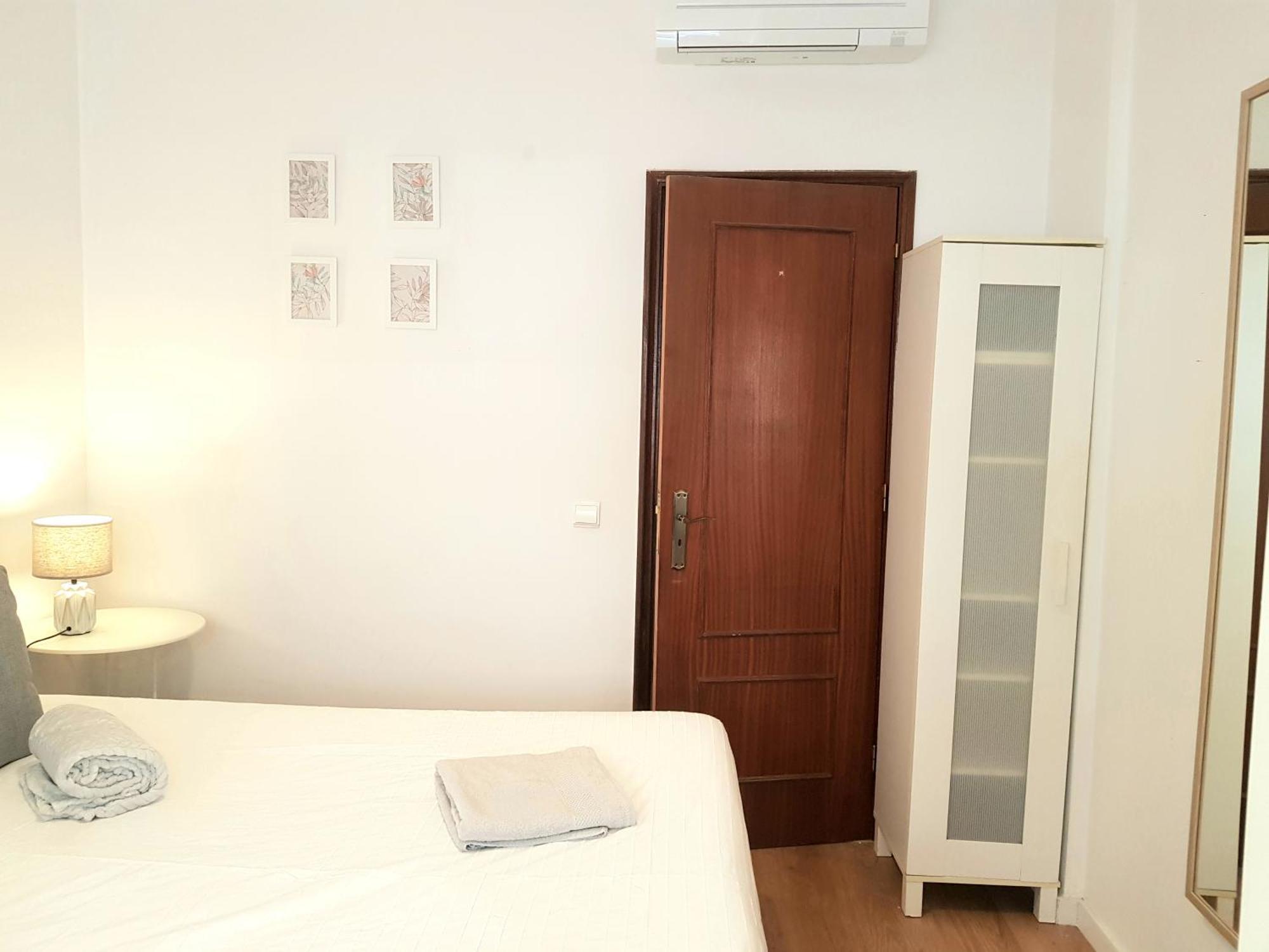 Apartamento Alm- Spacious. Sunny. Patio. Quiet Area. Fast Wifi